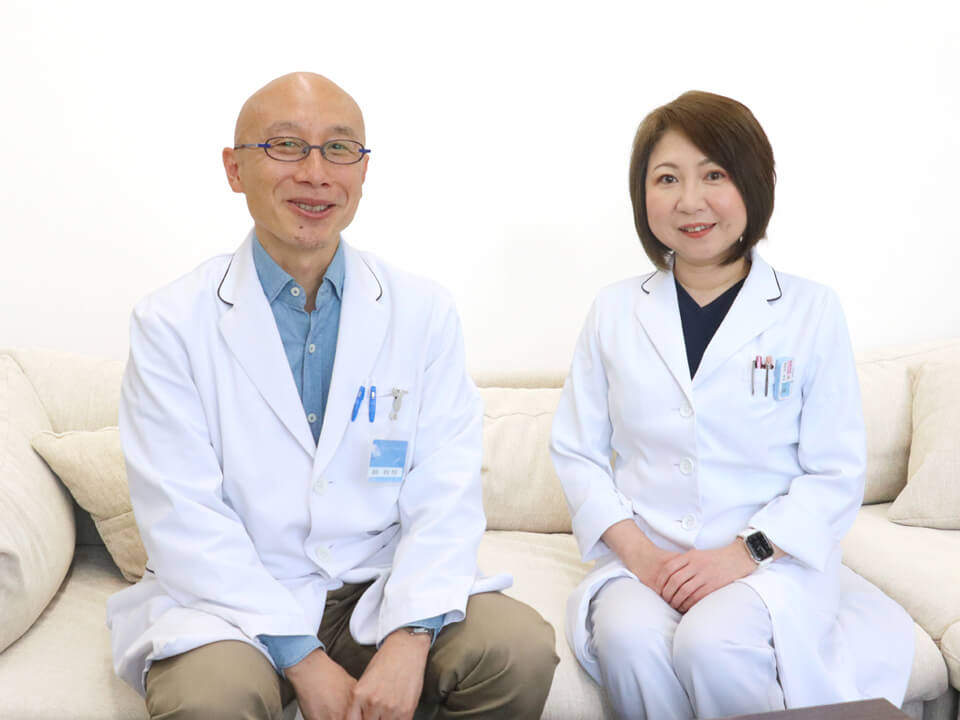 院長 新居秀郎と理事長 松本佐保姫